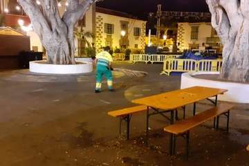  Limpieza retira decenas de toneladas de residuos de la Noche de San Juan en Telde/TA.
